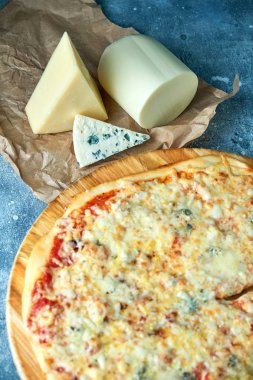 Sos Tepesi sıcak pizza büyük peynir öğle veya akşam yemeği kabuk deniz ürünleri et dilim. dolmalık biber sebzeler lezzetli lezzetli lokanta ile İtalyan ahşap üzerinde geleneksel kurulu tablo Klasik görünümde