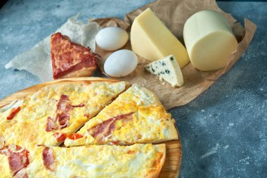 Sos Tepesi sıcak pizza büyük peynir öğle veya akşam yemeği kabuk deniz ürünleri et dilim. dolmalık biber sebzeler lezzetli lezzetli lokanta ile İtalyan ahşap üzerinde geleneksel kurulu tablo Klasik görünümde