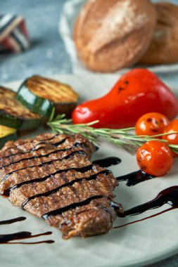 Sebzeli ızgara biftek.