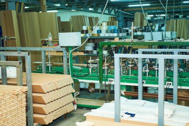 bitmiş ve paketlenmiş kapı ambarı, iç ve metal kapı üretimi