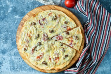 Sos Tepesi sıcak pizza büyük peynir öğle veya akşam yemeği kabuk deniz ürünleri et dilim. dolmalık biber sebzeler lezzetli lezzetli lokanta ile İtalyan ahşap üzerinde geleneksel kurulu tablo Klasik görünümde