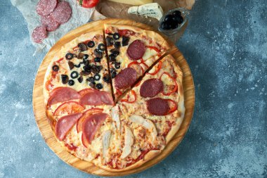 Sos Tepesi sıcak pizza büyük peynir öğle veya akşam yemeği kabuk deniz ürünleri et dilim. dolmalık biber sebzeler lezzetli lezzetli lokanta ile İtalyan ahşap üzerinde geleneksel kurulu tablo Klasik görünümde