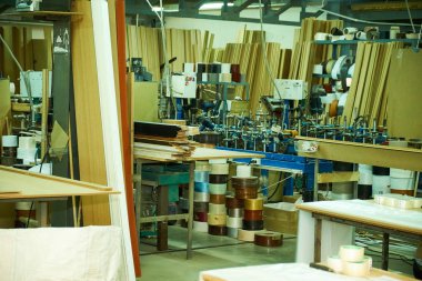 bitmiş ve paketlenmiş kapı ambarı, iç ve metal kapı üretimi