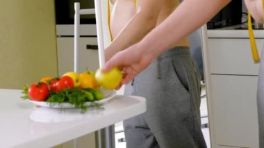 beli, sağlıklı beslenme, sağlıklı yaşam tarzı kavramı, fitness diyetölçme şişman adam