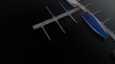 nehir limanı üzerinde uçuş, havadan çekim