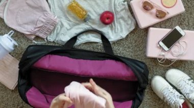 spor için bir spor çantası hazırlama, sağlıklı yaşam tarzı kavramı, fitness, üst görünümü