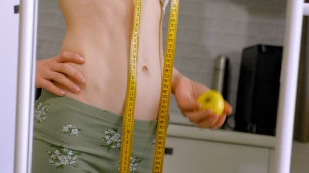 Стройная женщина измеряет талию, здоровое питание, концепция здорового образа жизни, фитнес-диета — стоковое видео