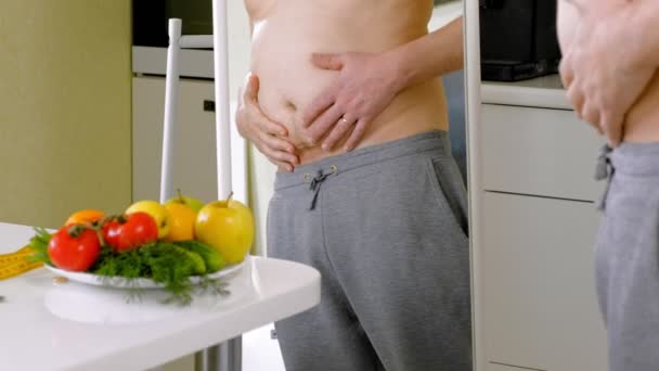 Gros homme mesurant sa taille, une alimentation saine, un mode de vie sain concept, régime de remise en forme — Video