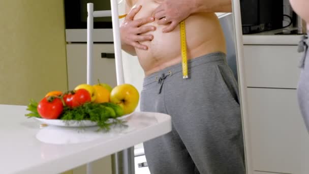 Hombre gordo que mide su cintura, alimentación sana, concepto sano del estilo de vida, dieta de la aptitud — Vídeos de Stock