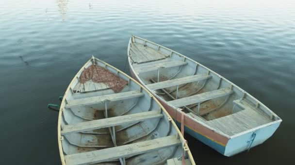 Пейзаж с лодками на реке — стоковое видео