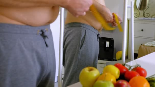 Beli, sağlıklı beslenme, sağlıklı yaşam tarzı kavramı, fitness diyetölçme şişman adam — Stok video