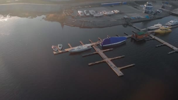 Vlucht over de rivierhaven, lucht schieten — Stockvideo