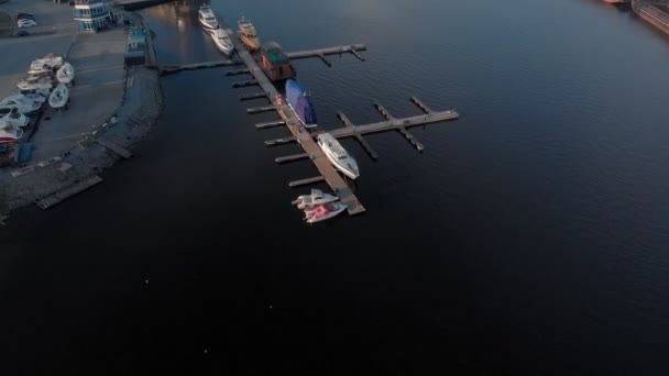 Vlucht over de rivierhaven, lucht schieten — Stockvideo