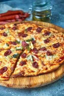 Sos Tepesi sıcak pizza büyük peynir öğle veya akşam yemeği kabuk deniz ürünleri et dilim. dolmalık biber sebzeler lezzetli lezzetli lokanta ile İtalyan ahşap üzerinde geleneksel kurulu tablo Klasik görünümde