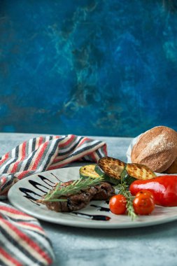 Sebzeli ızgara biftek.