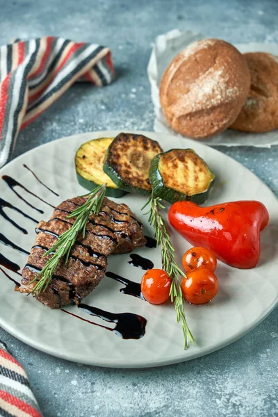 Steak de bœuf grillé avec légumes dans l'assiette — Photo