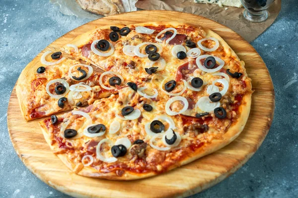 Plasterek gorąca pizza dużych sera lunch lub kolację skorupa owoce mięsa polewa sosem. z papryki warzywa jedzenie smaczne szybkie włoski tradycyjne na drewniane deska classic tabeli w widoku — Zdjęcie stockowe