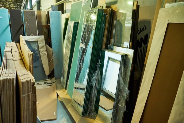 Magazzino di porte finite e imballate, produzione di porte interne e metalliche — Foto Stock