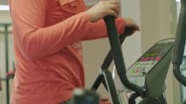 spor salonunda eliptik makine ile adam.