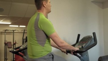 spor salonunda egzersiz bisikleti adam. Sağlıklı yaşam tarzı kavramı