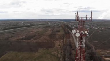 İletişim kulesinin etrafında uçuyor. Bir helikopterden havadan görüntüler