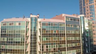 Cityscape. Nehir kıyısındaki konut kompleksi. Gün batımında bir helikopterden havadan görüntüler