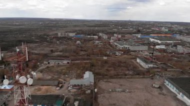 İletişim kulesinin etrafında uçuyor. Bir helikopterden havadan görüntüler