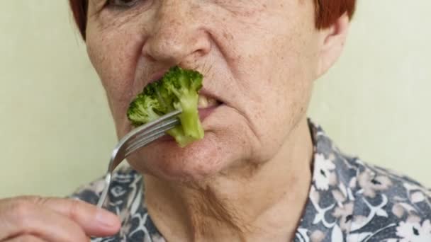 Γριά γυναίκα τρώει επιλογές τρώγοντας λαχανικά ή κοτόπουλο — Αρχείο Βίντεο