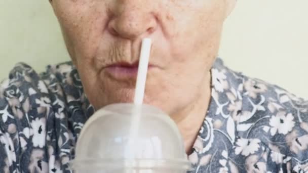 Old woman eating french fries close-up — Stock Video