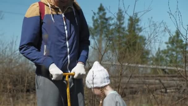 Aanplant boom boompjes. Bosrestauratie, bescherming van ecologie. — Stockvideo