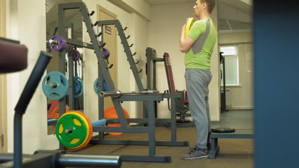 Nadváha muže se squaty s hmotnostním diskem pro zvoneček. Fitness trénink. Koncepce zdravého životního stylu — Stock video