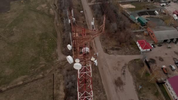 Vliegen rond de communicatie toren. Luchtbeelden van een helikopter — Stockvideo