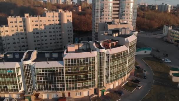 Paisaje urbano. Complejo residencial en la orilla del río. Imágenes aéreas de un helicóptero al atardecer — Vídeos de Stock