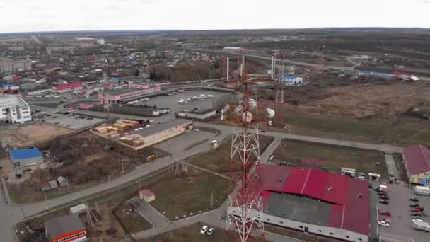 Volando alrededor de la torre de comunicaciones. Imágenes aéreas de un helicóptero — Vídeo de stock