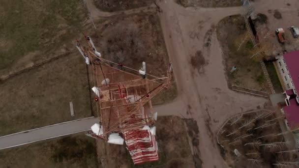 Letí kolem komunikační věže. Vzdušné záběry z výkopu — Stock video