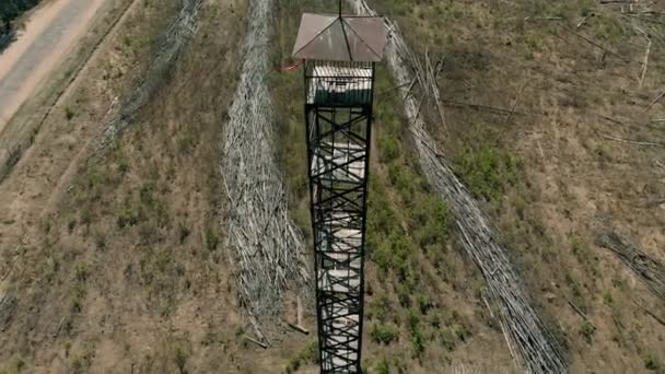 Torre de metal en el campo, tiro aéreo — Vídeos de Stock