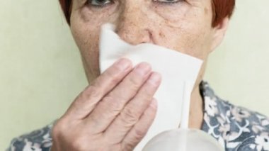 yaşlı kadın bir saman closeup bir içki içme