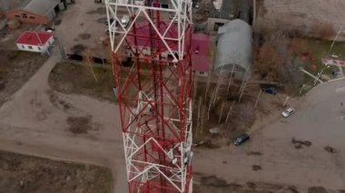 İletişim kulesinin etrafında uçuyor. Bir helikopterden havadan görüntüler
