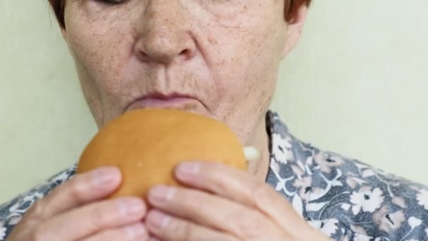 老妇人吃汉堡特写，快餐 — 图库视频影像