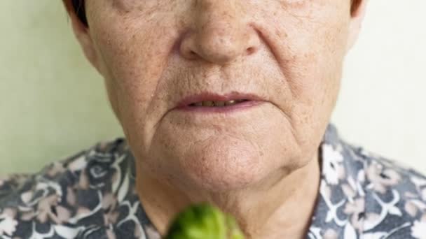 Oude vrouw eten keuzes eten groenten of kip — Stockvideo