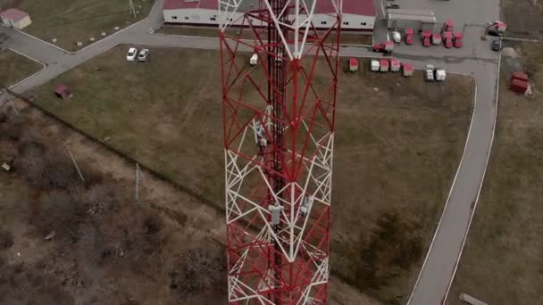 İletişim kulesinin etrafında uçuyor. Bir helikopterden havadan görüntüler — Stok video