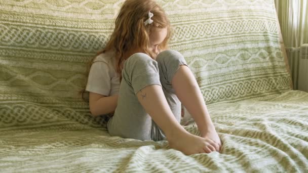 Niña jugando con una rata — Vídeos de Stock