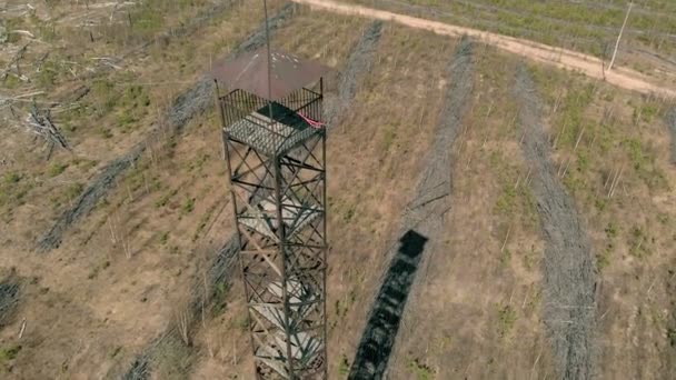 Metall torn på fältet, flygfotografering — Stockvideo