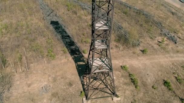 Metalen toren in het veld, lucht schieten — Stockvideo