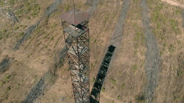 Torre de metal en el campo, tiro aéreo — Vídeos de Stock