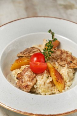 Beyaz pilavlı ızgara tavuk. Açık ahşap arka plan. Restoran menüsü