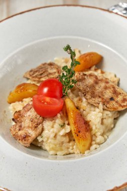 Beyaz pilavlı ızgara tavuk. Açık ahşap arka plan. Restoran menüsü