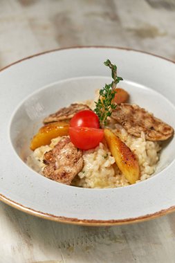 Beyaz pilavlı ızgara tavuk. Açık ahşap arka plan. Restoran menüsü