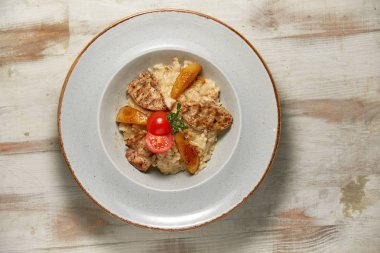 Beyaz pilavlı ızgara tavuk. Açık ahşap arka plan. Restoran menüsü