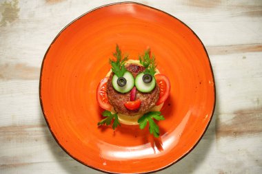  Restoran, ahşap arka planda çocuk menüsü sunmaktadır..